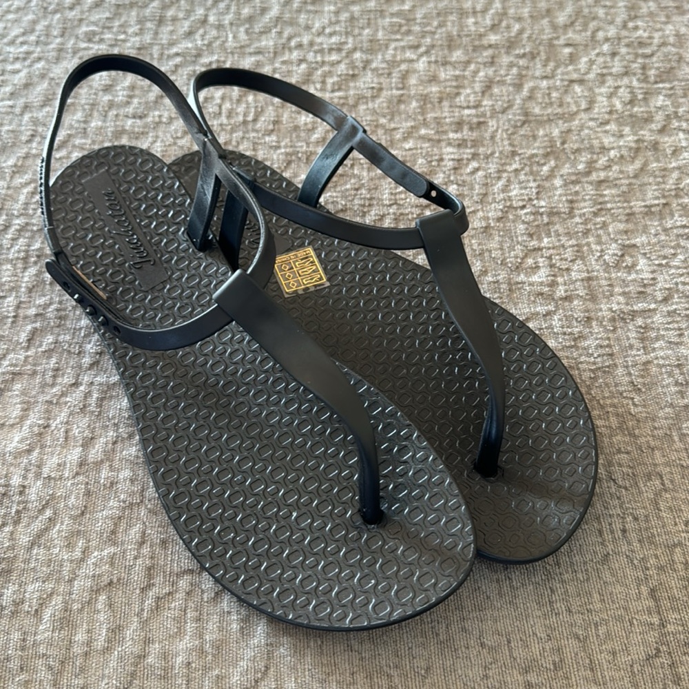 Thong Sandals Size 39 NWOT.